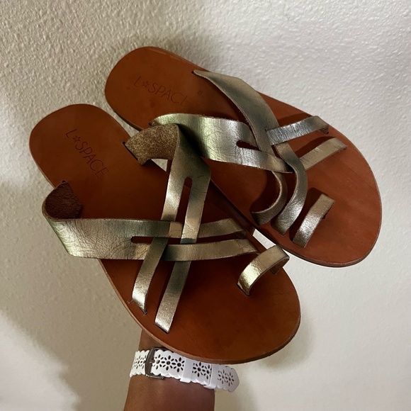 L*SPACE Shore Breaker Strappy Sandals 39 Metallic Gold Bronze Beachy Coastal - Picture 1 of 6